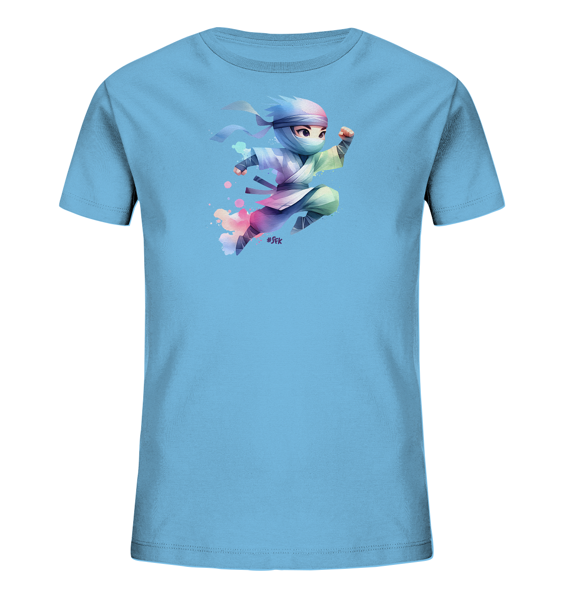 Onlineshop Shirts fuer Kinder - Das Bild zeigt ein hellblaues Kinder T-Shirt mit einem farbenfrohen Aufdruck auf der Vorderseite. Zu sehen ist eine niedliche, springende Figur im Stil eines Ninja in einer dynamischen Pose. Die Figur traegt ein helles Outfit mit bunten Akzenten in Rosa, Lila und Gruen und ist von abstrakten Farbspritzern umgeben. Das Motiv wirkt verspielt und energiegeladen.