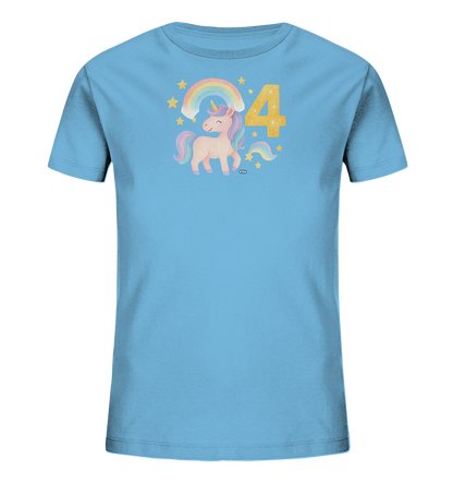 Onlineshop Shirts fuer Kinder - Das Bild zeigt ein hellblaues Kinder-T-Shirt mit einem niedlichen Einhorn. Das Einhorn hat eine bunte Regenbogenmaehne und steht unter einem kleinen Regenbogen. Daneben ist die gold glitzernde Zahl 4 zu sehen, umgeben von Sternen und geschwungenen Linien. Dieses froehliche Design ist ideal fuer einen besonderen Anlass.