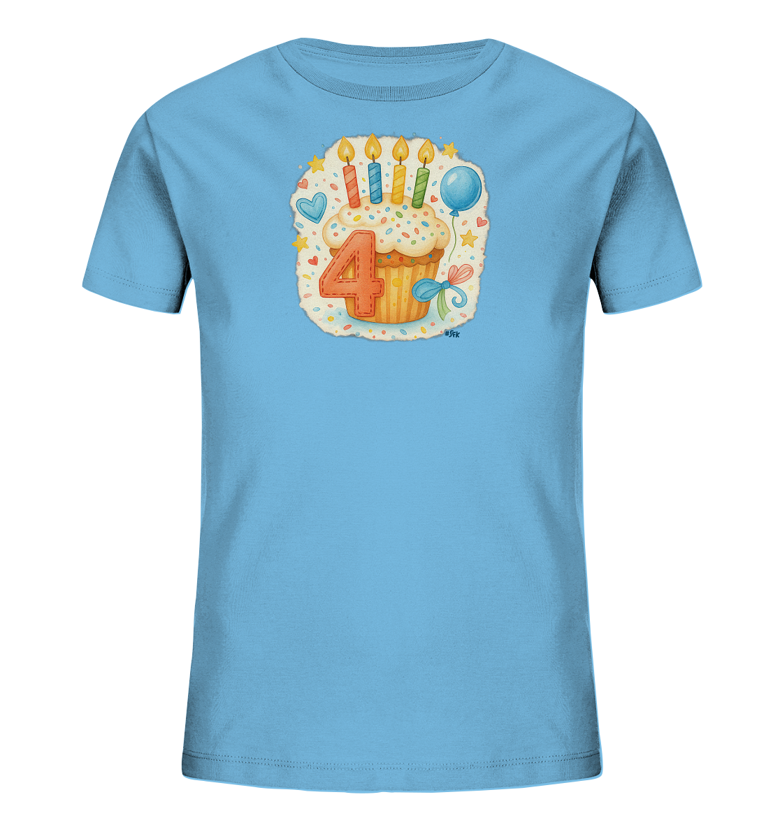Onlineshop Shirts fuer Kinder - Das Bild zeigt ein hellblaues T-Shirt fuer Kinder mit einem grossen, farbenfrohen Aufdruck. Das Motiv zeigt einen festlichen Cupcake mit heller Glasur, bunten Streuseln und einer grossen orangefarbenen Vier darauf. Vier brennende Kerzen in verschiedenen Farben stecken im Cupcake, umgeben von einem blauen Ballon, einem Herz und Sternen. Das Design hat einen verspielten Charakter und passt gut zum Thema Geburtstag.