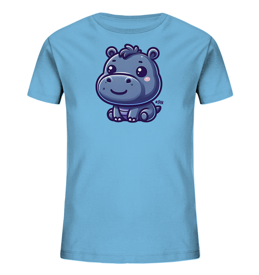 Onlineshop Shirts fuer Kinder - Das Bild zeigt ein hellblaues Kinder-T-Shirt. Auf der Vorderseite ist ein niedliches, sitzendes Baby-Nilpferd im Cartoon-Stil abgebildet. Das Nilpferd hat grosse Augen, rosa Wangen und ein freundliches Laecheln. Das Design ist detailreich mit Schatten und Highlights gestaltet und wirkt sehr ansprechend.