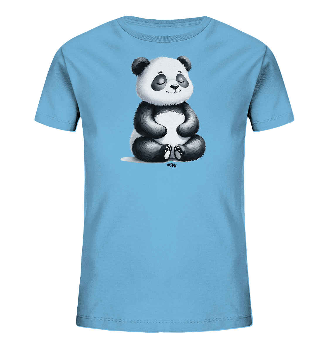 Onlineshop Shirts fuer Kinder - Das Bild zeigt ein hellblaues T-Shirt fuer Kinder mit einem charmanten Pandamotiv auf der Vorderseite. Der Panda ist in sitzender Position mit gekreuzten Beinen dargestellt und hat die Augen geschlossen, was einen friedlichen Ausdruck verleiht. Seine Pfoten ruhen aufeinander vor dem Bauch. Das Design ist eine suesse und ruhige Illustration eines entspannten Pandas, ideal fuer ein kinderfreundliches Shirt.