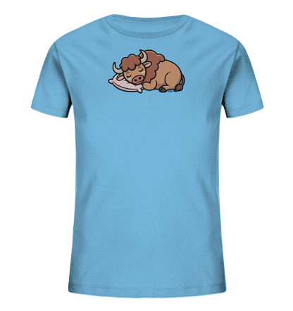 Onlineshop Shirts fuer Kinder - Das Bild zeigt ein hellblaues Kinder-T-Shirt mit einem niedlichen Motiv. Auf der Vorderseite ist ein schlafendes, braunes Stierkalb abgebildet, das friedlich auf einem hellrosa Kissen ruht. Das Tier hat lockiges Fell, kleine Hoerner und geschlossene Augen, was einen beruhigenden Ausdruck schafft. Das gesamte Design wirkt harmonisch und verspielt.