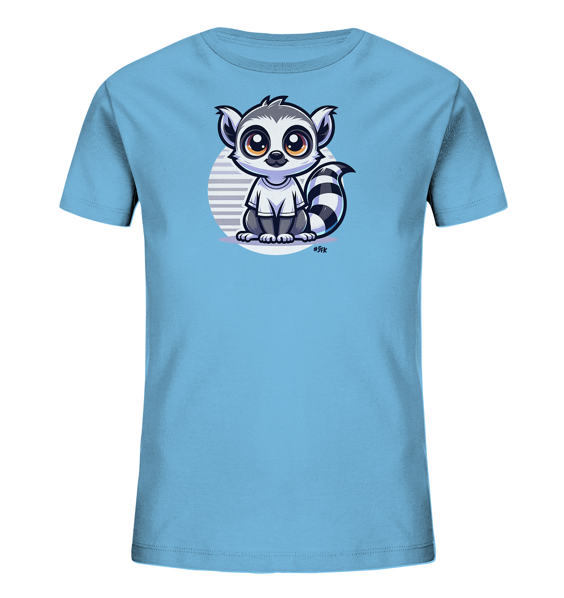 Onlineshop Shirts fuer Kinder - Das Bild zeigt ein hellblaues Kinder T-Shirt mit einem niedlichen Cartoon-Motiv eines Kattas. Der Katta traegt ein kleines weisses Shirt und sitzt vor einem kreisfoermigen Hintergrund mit horizontalen Streifen. Das Design ist verspielt und ansprechend auf der Vorderseite des Shirts platziert.