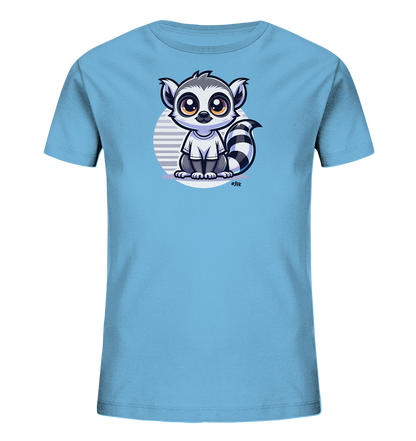 Onlineshop Shirts fuer Kinder - Das Bild zeigt ein hellblaues Kinder T-Shirt mit einem niedlichen Cartoon-Motiv eines Kattas. Der Katta traegt ein kleines weisses Shirt und sitzt vor einem kreisfoermigen Hintergrund mit horizontalen Streifen. Das Design ist verspielt und ansprechend auf der Vorderseite des Shirts platziert.