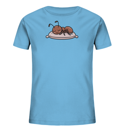 Onlineshop Shirts fuer Kinder - Das Bild zeigt ein hellblaues Kinder-T-Shirt. Auf der Vorderseite ist eine braune, cartoonhafte Ameise abgebildet, die friedlich auf einem rosa Kissen schlaeft. Die Ameise hat geschlossene Augen und ein sanftes Laecheln, was dem Motiv einen beruhigenden Charakter verleiht. Das Design ist schlicht und ansprechend fuer Kinder.