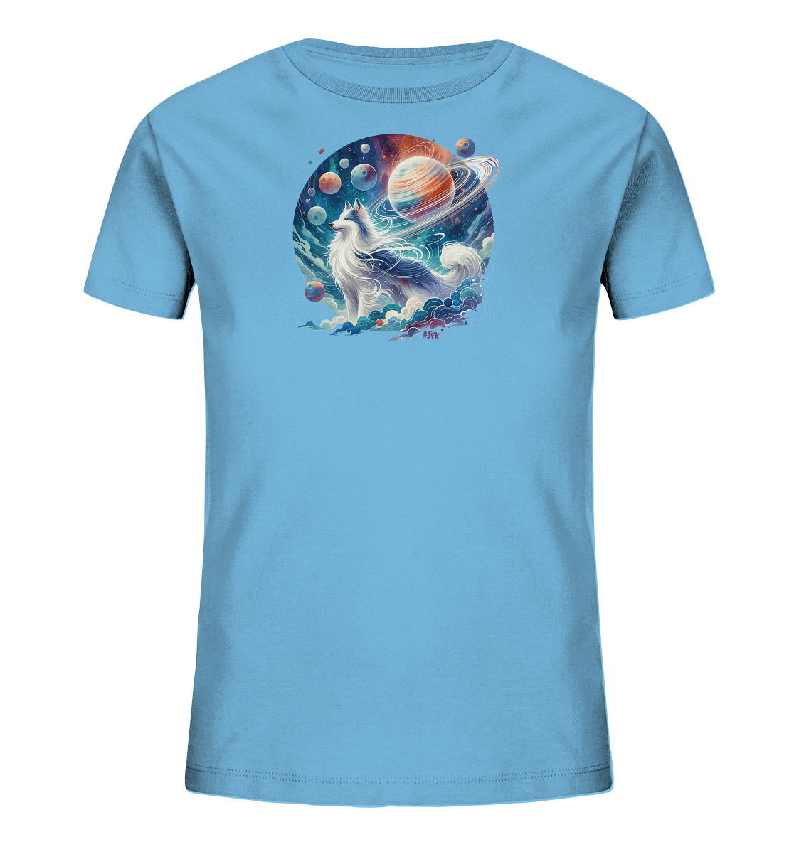 Onlineshop Shirts fuer Kinder - Das Bild zeigt ein hellblaues Kinder-T-Shirt mit einer grossen, runden Grafik auf der Vorderseite. Die Grafik stellt ein fantasievolles Geschoepf mit hellem Fell dar, das inmitten von Wolken sitzt. Der Hintergrund der Illustration zeigt eine farbenpraechtige Weltraumkulisse mit Planeten und Sternen. Das Design wirkt mystisch und zugleich verspielt.