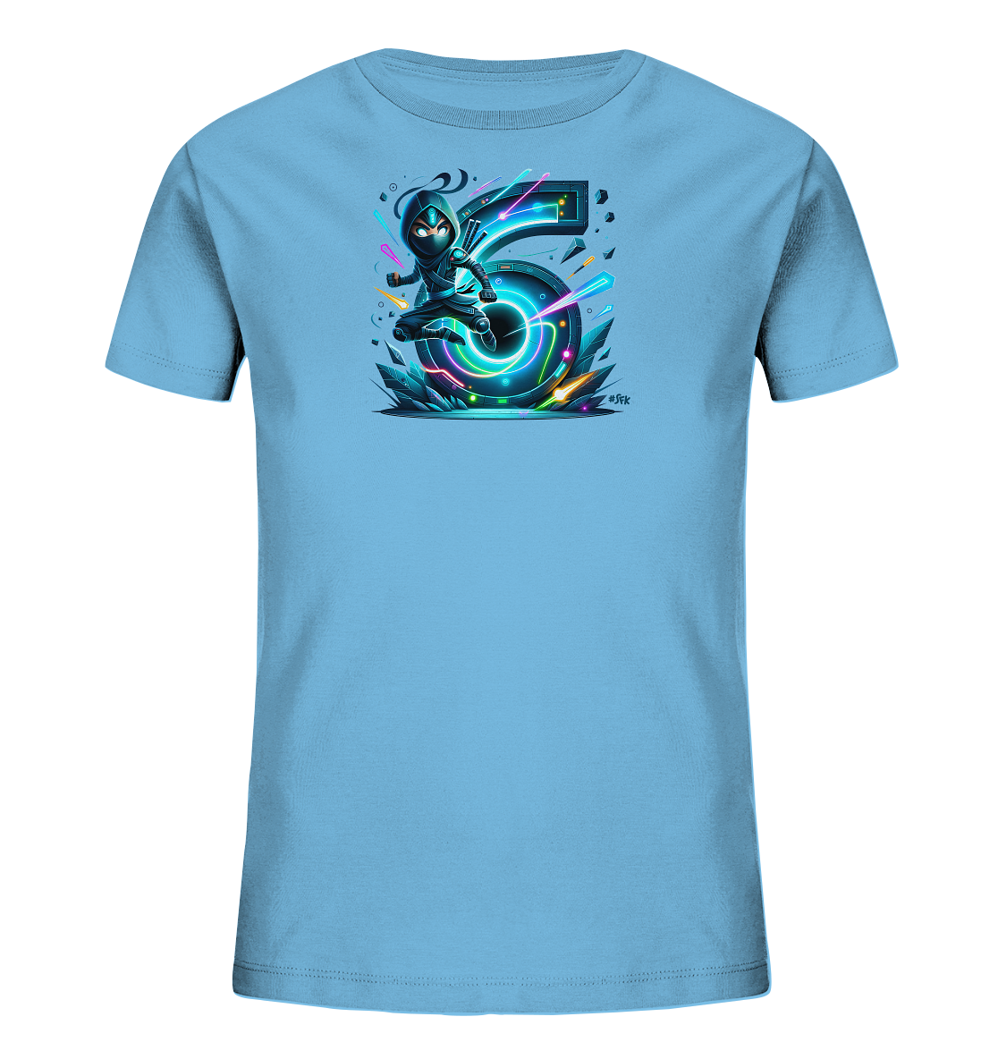 Onlineshop Shirts fuer Kinder - Das Bild zeigt ein hellblaues Kinder-T-Shirt mit einem dynamischen Aufdruck auf der Vorderseite. Das zentrale Motiv ist die grosse Zahl '6', die mit leuchtenden Neonlinien und futuristischen Elementen gestaltet ist. Daneben ist eine kleine, ninja-aehnliche Figur in Action-Pose dargestellt. Der Aufdruck hat einen modernen, energiegeladenen Stil mit funkelnden Details am Boden.