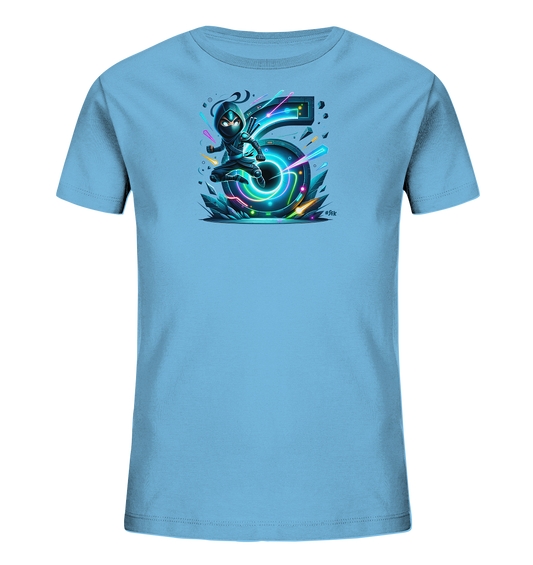 Onlineshop Shirts fuer Kinder - Das Bild zeigt ein hellblaues Kinder-T-Shirt mit einem dynamischen Aufdruck auf der Vorderseite. Das zentrale Motiv ist die grosse Zahl '6', die mit leuchtenden Neonlinien und futuristischen Elementen gestaltet ist. Daneben ist eine kleine, ninja-aehnliche Figur in Action-Pose dargestellt. Der Aufdruck hat einen modernen, energiegeladenen Stil mit funkelnden Details am Boden.