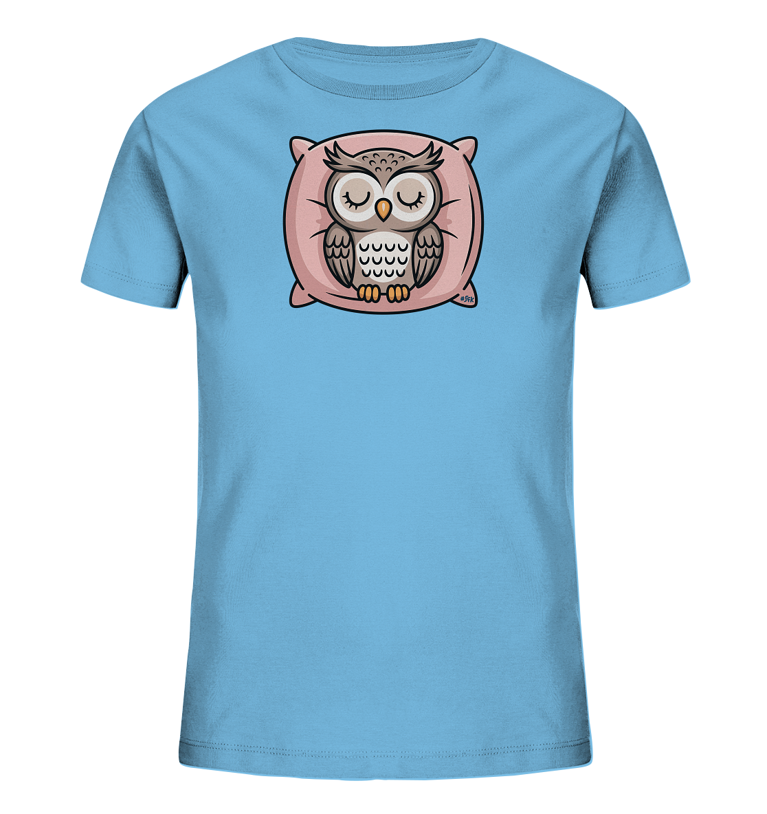 Onlineshop Shirts fuer Kinder - Das hellblaue T-Shirt zeigt eine entzueckende, schlafende Eule, die gemuetlich auf einem rosafarbenen Kissen liegt. Die Eule hat geschlossene Augen und ist in sanften Braun- und Grautoenen dargestellt. Das Gesamtbild strahlt Ruhe und Gemuetlichkeit aus und ist ansprechend fuer Kinder.