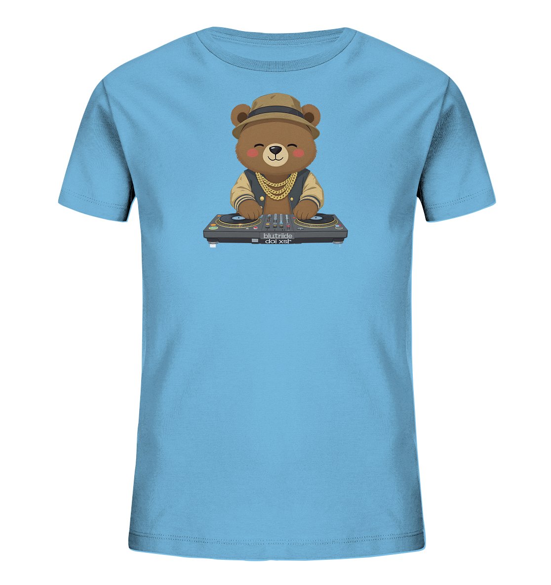 Onlineshop Shirts fuer Kinder - Das Bild zeigt ein hellblaues T-Shirt mit einem charmanten Cartoon-Baerenmotiv auf der Vorderseite. Der Baer traegt einen stylischen Hut, eine laessige Weste und eine goldene Kette. Er ist als DJ an einem professionellen Mischpult mit zwei Plattenspielern dargestellt und hat einen freundlichen Gesichtsausdruck. Das Design verleiht dem T-Shirt einen modernen und froehlichen Charakter.