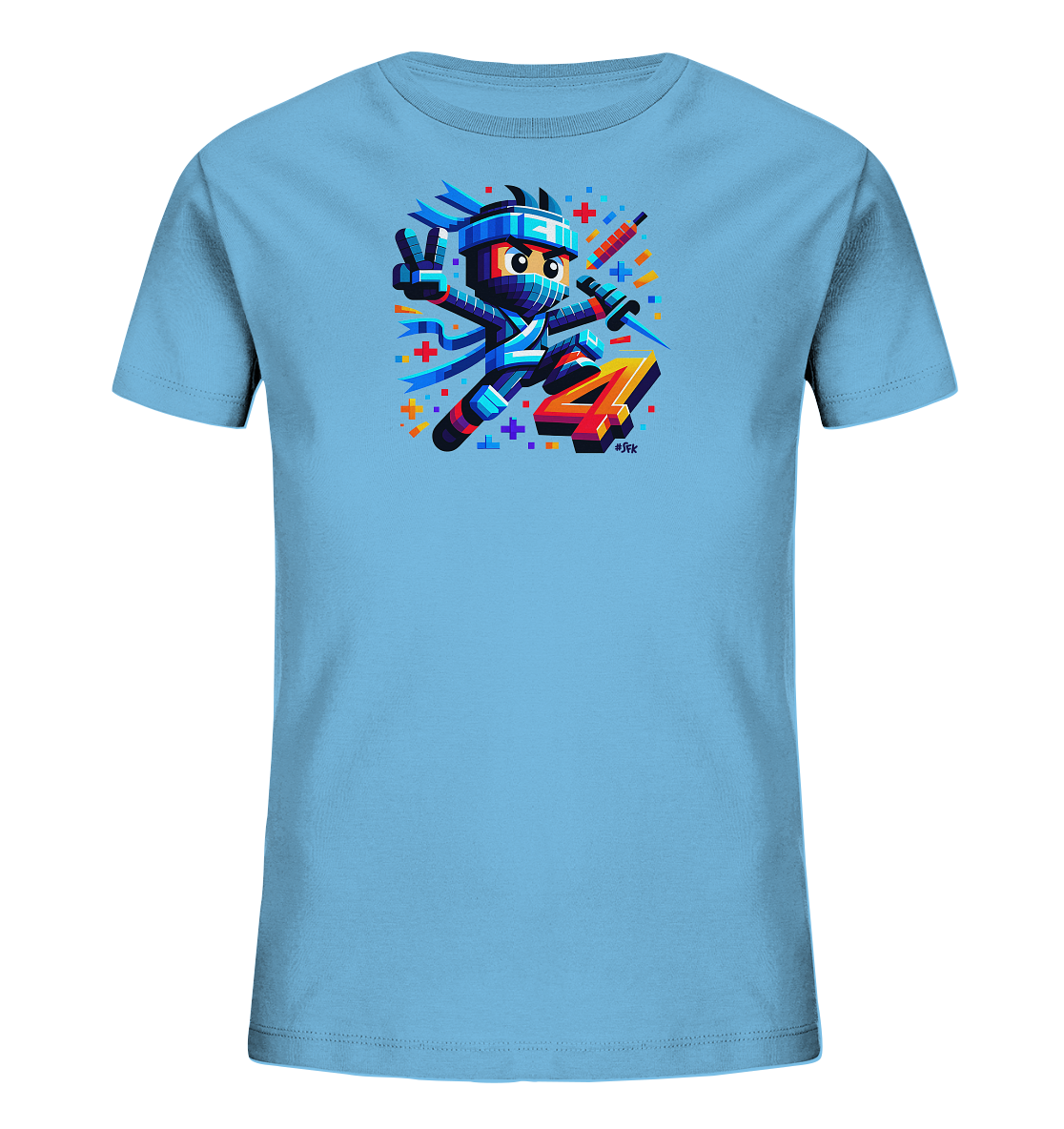 Onlineshop Shirts fuer Kinder - Das Bild zeigt ein hellblaues Kinder T-Shirt mit einem farbenfrohen Druck. Darauf ist ein springender Ninja-Charakter in einem lebendigen, pixelartigen Stil abgebildet. Neben dem Ninja steht die grosse, mehrfarbige Zahl '4'. Das Design wird von bunten geometrischen Formen umrahmt, was ihm einen dynamischen Look verleiht.