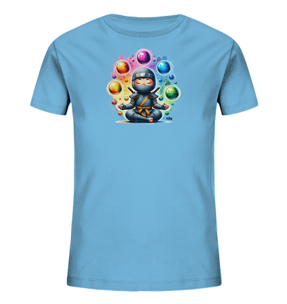 Onlineshop Shirts fuer Kinder - Das hellblaue T-Shirt zeigt einen niedlichen Cartoon-Ninja, der im Schneidersitz meditiert. Um ihn herum schweben leuchtende, bunte Kugeln und kleine Blasen. Der Hintergrund ist ein sanfter Regenbogen-Wasserfarbeneffekt. Das Design wirkt ruhig und farbenfroh.
