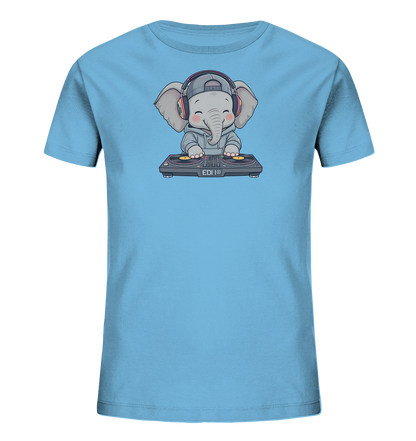 Onlineshop Shirts fuer Kinder - Das Bild zeigt ein hellblaues Kinder-T-Shirt mit einem niedlichen Elefanten-Motiv. Der Elefant traegt eine graue Kapuzenjacke, eine Baseballkappe und bunte Kopfhoerer, waehrend er an einem DJ-Mischpult steht. Er hat ein froehliches Gesicht mit rosigen Wangen und geschlossenen Augen. Das Design ist verspielt und detailreich, ideal fuer junge Musikfans.