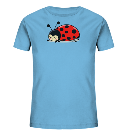 Onlineshop Shirts fuer Kinder - Das Bild zeigt ein hellblaues T-Shirt fuer Kinder. Auf der Vorderseite befindet sich ein grosses, cartoonartiges Marienkaefer-Motiv in Rot und Schwarz. Der Marienkaefer ist liegend dargestellt, mit geschlossenen Augen und einem sanften Ausdruck. Das Design verleiht dem Shirt einen verspielten und friedlichen Charakter.