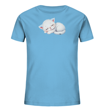 Onlineshop Shirts fuer Kinder - Das Bild zeigt ein hellblaues Kinder-T-Shirt mit einem niedlichen Aufdruck eines schlafenden Kaetzchens auf der Vorderseite. Das weisse Kaetzchen ist zusammengerollt dargestellt, hat die Augen geschlossen und wirkt sehr friedlich. Die Ohren sind leicht rosa gefaerbt. Das Design vermittelt einen sanften und beruhigenden Eindruck, ideal fuer Kinder.