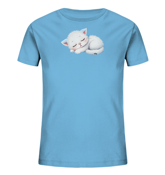 Onlineshop Shirts fuer Kinder - Das Bild zeigt ein hellblaues Kinder-T-Shirt mit einem niedlichen Aufdruck eines schlafenden Kaetzchens auf der Vorderseite. Das weisse Kaetzchen ist zusammengerollt dargestellt, hat die Augen geschlossen und wirkt sehr friedlich. Die Ohren sind leicht rosa gefaerbt. Das Design vermittelt einen sanften und beruhigenden Eindruck, ideal fuer Kinder.
