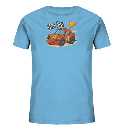 Onlineshop Shirts fuer Kinder - Dieses hellblaue Kinder T-Shirt zeigt ein lustiges Rennauto-Motiv auf der Vorderseite. Das rote Cartoon-Auto mit laechelndem Gesicht hat die Startnummer 4. Hinter dem Auto sind Siegesflaggen und ein goldener Pokal abgebildet. Das Design wirkt dynamisch und froehlich, ideal fuer kleine Rennsportfans.