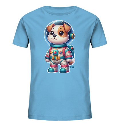 Onlineshop Shirts fuer Kinder - Dieses hellblaue Kinder-T-Shirt zeigt eine niedliche Zeichentrick-Illustration eines Hundes im Astronautenanzug. Der Hund traegt einen weissen Anzug mit blauen, roten und goldenen Akzenten sowie einen transparenten Helm. Er steht aufrecht und blickt mit grossen Augen freundlich nach vorne. Das Design ist detailreich und verleiht dem Shirt einen verspielten Weltraum-Look.