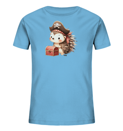 Onlineshop Shirts fuer Kinder - Das Bild zeigt ein hellblaues Kinder-T-Shirt mit einem charmanten Motiv eines Igels. Der Igel traegt einen Piratenhut mit Totenkopf und eine rote Bandana. Er sitzt neben einer kleinen, roten Schatztruhe. Das Design ist verspielt und abenteuerlich gestaltet.