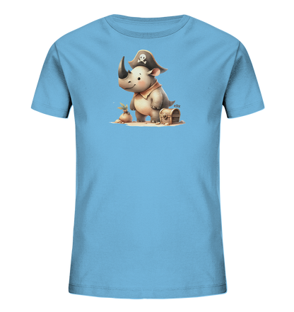 Onlineshop Shirts fuer Kinder - Das Bild zeigt ein hellblaues T-Shirt mit einem niedlichen Aufdruck eines Nashorns. Das Nashorn ist als Pirat verkleidet, traegt einen Hut mit Totenkopf und ein Tuch um den Hals. Es steht auf Sandboden neben einer Schatzkiste und einer kleinen Pflanze. Das Design ist verspielt und detailreich, ideal fuer Kinder.