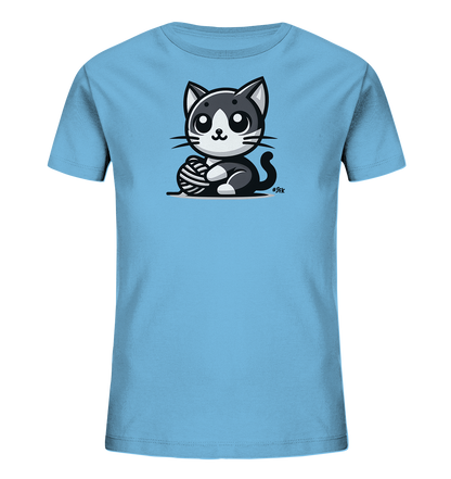 Onlineshop Shirts fuer Kinder - Das Bild zeigt ein hellblaues Kinder-T-Shirt mit einem niedlichen Katzendesign auf der Vorderseite. Eine schwarz-weisse Cartoon-Katze sitzt darauf und spielt mit einem Wollknaeuel. Die Katze hat grosse, ausdrucksstarke Augen und wirkt sehr verspielt. Das Design ist schlicht und konzentriert sich auf das zentrale, freundliche Motiv.