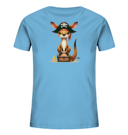 Onlineshop Shirts fuer Kinder - Das Bild zeigt ein hellblaues Kinder T-Shirt mit einem niedlichen Motiv eines Kaengurus. Das Kaenguru traegt einen Piratenhut mit Totenkopf-Symbol und sitzt auf einer Schatzkiste. Es gibt stilisierte Grafiken, die goldene Schaetze andeuten. Das Design wirkt froehlich und abenteuerlich.