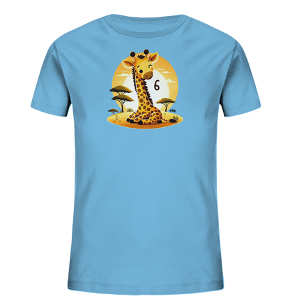 Onlineshop Shirts fuer Kinder - Das Bild zeigt ein hellblaues T-Shirt fuer Kinder mit einem niedlichen Motiv einer sitzenden Cartoon-Giraffe. Die Giraffe ist von Akazienbaeumen und Gras umgeben, mit einer grossen orangefarbenen Sonne im Hintergrund. Neben der Giraffe ist die Zahl '6' prominent platziert. Das Design vermittelt eine freundliche Safari-Atmosphaere und ist ansprechend fuer Kinder.