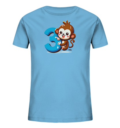 Onlineshop Shirts fuer Kinder - Das Bild zeigt ein hellblaues T-Shirt mit einer niedlichen, cartoonhaften Darstellung eines Affen. Der Affe sitzt neben einer grossen, blauen Zahl '3' und hat ein freundliches Gesicht. Dieses verspielte Motiv ist ansprechend fuer Kinder und verleiht dem Shirt einen froehlichen Look.