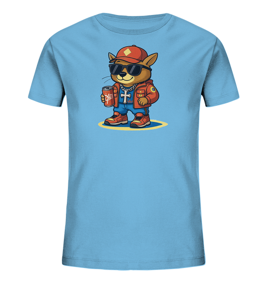 Onlineshop Shirts fuer Kinder - Das Bild zeigt ein hellblaues Kinder-T-Shirt mit einem aufgedruckten Comic-Katzenmotiv auf der Vorderseite. Die Katze traegt eine rote Baseballkappe, Sonnenbrille, eine rote Jacke, blaue Hose und rote Sportschuhe. Sie ist mit einer Kette samt Kreuzanhaenger versehen und haelt eine rote Dose in der Hand. Die Figur steht auf einer gelben ovalen Flaeche, was das Motiv hervorhebt.