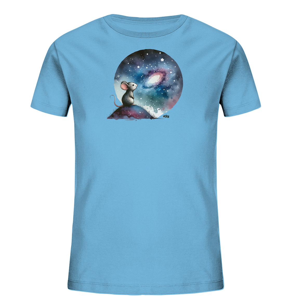 Onlineshop Shirts für Kinder - Das Bild zeigt ein hellblaues Kinder-T-Shirt mit einem Rundhalsausschnitt. Auf der Vorderseite ist ein künstlerischer Druck zu sehen, der eine kleine Maus darstellt, die auf einem Hügel sitzt. Die Maus blickt in einen großen Kreis, der eine detailreiche Darstellung des Sternenhimmels mit einer Galaxie und Sternen enthält. Das Motiv vermittelt eine verträumte und friedliche Szene.