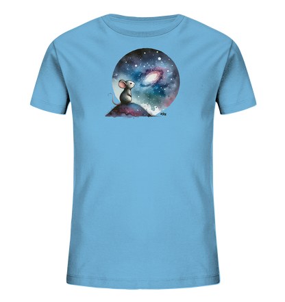 Onlineshop Shirts für Kinder - Das Bild zeigt ein hellblaues Kinder-T-Shirt mit einem Rundhalsausschnitt. Auf der Vorderseite ist ein künstlerischer Druck zu sehen, der eine kleine Maus darstellt, die auf einem Hügel sitzt. Die Maus blickt in einen großen Kreis, der eine detailreiche Darstellung des Sternenhimmels mit einer Galaxie und Sternen enthält. Das Motiv vermittelt eine verträumte und friedliche Szene.