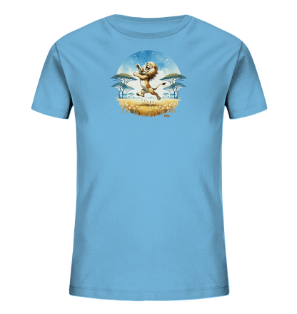 Onlineshop Shirts fuer Kinder - Das hellblaue T-Shirt praesentiert ein lebendiges Motiv mit einem gluecklichen, springenden Loewen im Stil einer Cartoon-Illustration. Die Szene zeigt eine afrikanische Savanne mit Akazienbaeumen, trockenem Gras und einem strahlenden Himmel. Das kreisfoermige Design faengt die Energie und Freude des Loewen ein und ist ein Blickfang auf dem Shirt.