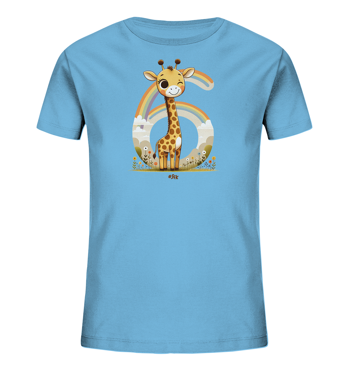 Onlineshop Shirts fuer Kinder - Das Bild zeigt ein hellblaues Kinder-T-Shirt mit einem freundlichen Giraffenmotiv. Die Giraffe steht vor der grossen Zahl 6, die von Wolken und einem Regenbogen umrahmt ist. Das Design umfasst zudem eine sommerliche Wiese mit Blumen und Gras, auf der die Giraffe steht. Die Illustration ist kindgerecht und farbenfroh gestaltet.