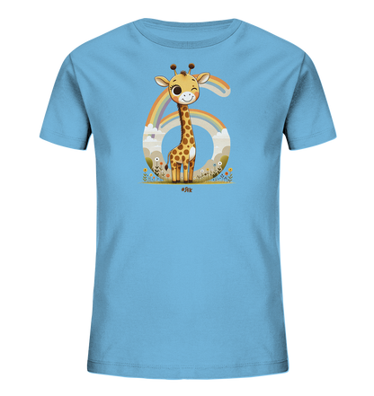 Onlineshop Shirts fuer Kinder - Das Bild zeigt ein hellblaues Kinder-T-Shirt mit einem freundlichen Giraffenmotiv. Die Giraffe steht vor der grossen Zahl 6, die von Wolken und einem Regenbogen umrahmt ist. Das Design umfasst zudem eine sommerliche Wiese mit Blumen und Gras, auf der die Giraffe steht. Die Illustration ist kindgerecht und farbenfroh gestaltet.