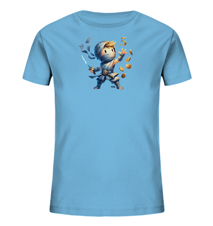 Onlineshop Shirts fuer Kinder - Das Bild zeigt ein hellblaues Kinder-T-Shirt. Auf der Vorderseite ist ein Cartoon-Ninja-Charakter abgebildet, der in Bandagen gekleidet ist und ein Schwert haelt. Der Charakter wirft goldene Muenzen in die Luft, und ueber ihm schwebt eine grosse goldene Zahl '5'. Das Design wirkt dynamisch und verspielt.