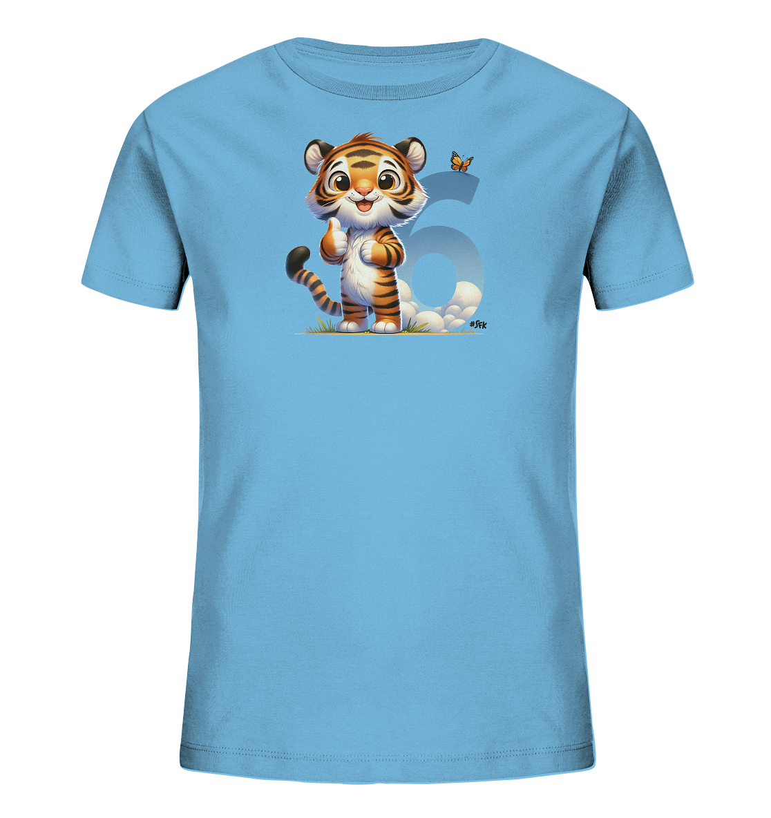 Onlineshop Shirts fuer Kinder - Das Bild zeigt ein hellblaues Kinder T-Shirt. Auf der Vorderseite ist eine Illustration eines suessen, freundlichen Cartoon-Tigers zu sehen. Der Tiger gibt einen Daumen nach oben und steht vor einer grossen, durchscheinenden Zahl 5. Ein kleiner Schmetterling und etwas Boden- und Wolkengrafik ergaenzen das verspielte Design.