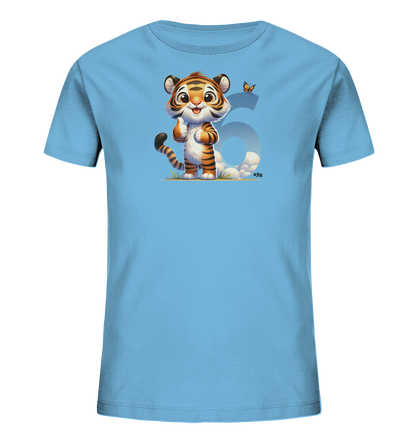 Onlineshop Shirts fuer Kinder - Das Bild zeigt ein hellblaues Kinder T-Shirt. Auf der Vorderseite ist eine Illustration eines suessen, freundlichen Cartoon-Tigers zu sehen. Der Tiger gibt einen Daumen nach oben und steht vor einer grossen, durchscheinenden Zahl 5. Ein kleiner Schmetterling und etwas Boden- und Wolkengrafik ergaenzen das verspielte Design.