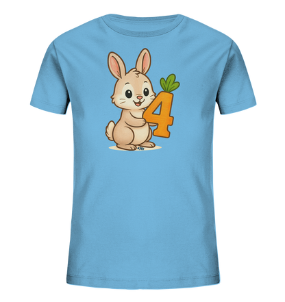 Onlineshop Shirts fuer Kinder - Das Bild zeigt ein hellblaues T-Shirt fuer Kinder mit einem niedlichen Aufdruck. Der Aufdruck zeigt einen lachenden Hasen, der eine grosse orangefarbene Zahl 4 mit gruenen Blaettern haelt. Das Design ist freundlich und farbenfroh gestaltet. Es ist ein neutrales und ansprechendes Motiv fuer ein Kindershirt.