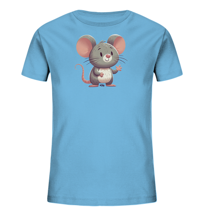 Onlineshop Shirts für Kinder - Das Bild zeigt ein hellblaues Kinder-T-Shirt, auf dessen Vorderseite eine freundlich aussehende, cartoonhafte Maus abgebildet ist. Die graue Maus steht auf ihren Hinterbeinen, hat große rosa Ohren und winkt mit einer Pfote. Ihr Gesichtsausdruck ist lächelnd, und sie hat kleine Schnurrhaare. Unter der Maus befindet sich eine kleine Signatur '#SJK'. Das Shirt ist einfarbig und das Motiv ist prominent darauf platziert.