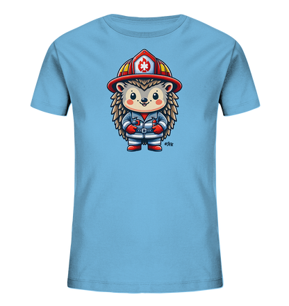Onlineshop Shirts fuer Kinder - Das Bild zeigt ein hellblaues T-Shirt fuer Kinder mit einem Aufdruck. Zu sehen ist eine Illustration eines freundlichen Igels, der eine Feuerwehrmann-Uniform traegt. Die Uniform besteht aus einem roten Helm, einem blauen und grau gestreiften Anzug mit Guertel und roten Stiefeln. Das Motiv verleiht dem Shirt einen verspielten und heldenhaften Look.