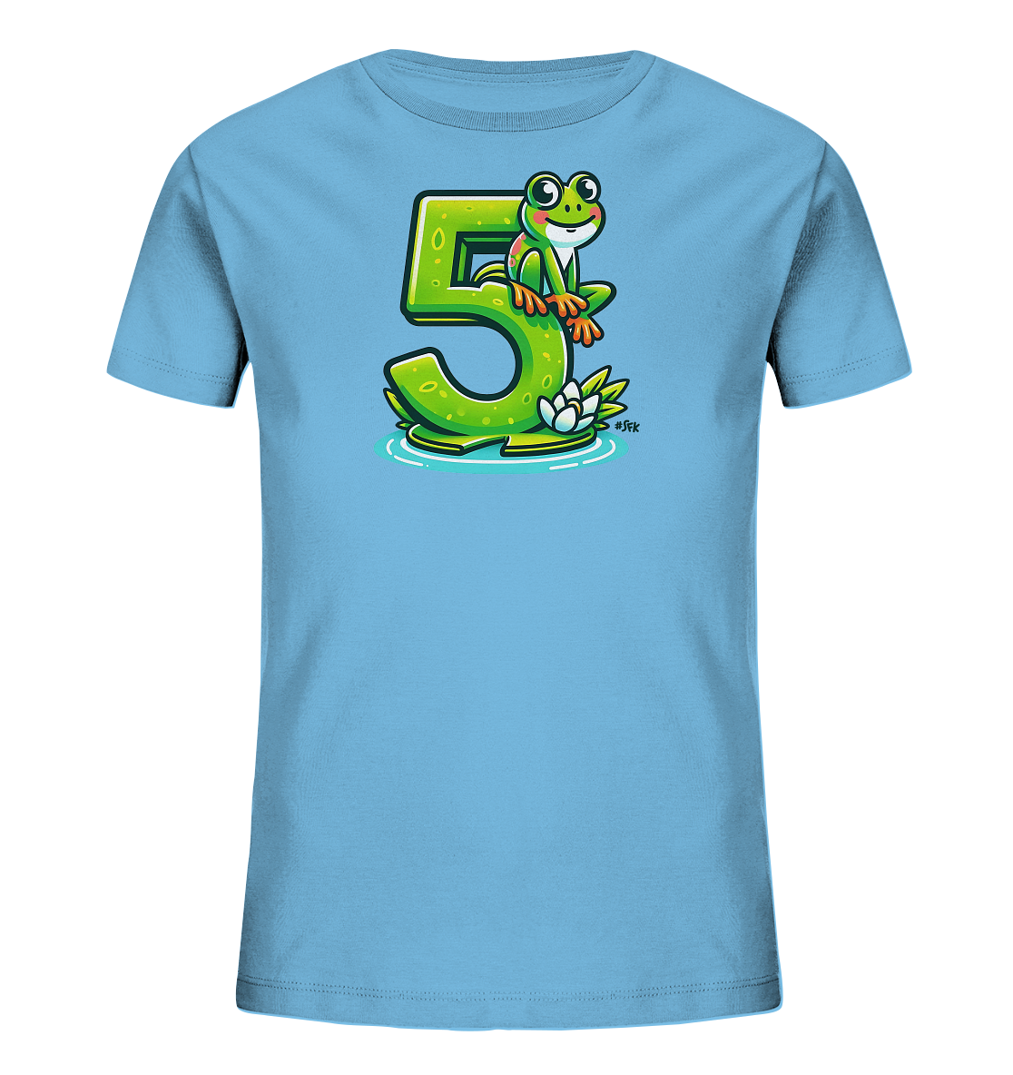 Onlineshop Shirts für Kinder - Das Bild zeigt ein hellblaues T-Shirt für Kinder mit einem farbenfrohen Aufdruck. Das Motiv stellt eine freundlich aussehende, grüne Zeichentrickfigur eines Frosches dar, der auf einer großen, grünen Zahl "5" sitzt. Die Zahl scheint auf einer Wasseroberfläche zu schwimmen, umgeben von leichten Wellen und einer weißen Wasserlilie. Das Design ist verspielt und detailliert, passend für ein Kinder-T-Shirt.