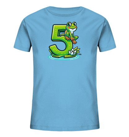 Onlineshop Shirts für Kinder - Das Bild zeigt ein hellblaues T-Shirt für Kinder mit einem farbenfrohen Aufdruck. Das Motiv stellt eine freundlich aussehende, grüne Zeichentrickfigur eines Frosches dar, der auf einer großen, grünen Zahl "5" sitzt. Die Zahl scheint auf einer Wasseroberfläche zu schwimmen, umgeben von leichten Wellen und einer weißen Wasserlilie. Das Design ist verspielt und detailliert, passend für ein Kinder-T-Shirt.