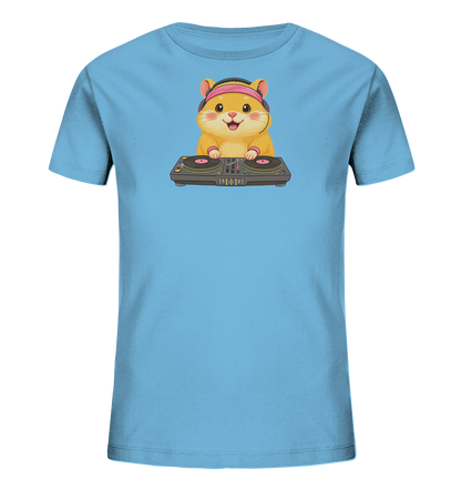 Onlineshop Shirts fuer Kinder - Das Bild zeigt ein hellblaues T-Shirt fuer Kinder. Auf der Vorderseite ist eine niedliche, cartoonartige Maus oder ein Hamster abgebildet, der pinke Kopfhoerer traegt und hinter einem DJ-Mischpult steht. Das Tier hat ein froehliches Laecheln und wirkt bereit, Musik zu mixen. Das Design ist verspielt und ideal fuer junge Musikliebhaber.