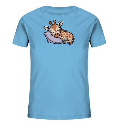 Onlineshop Shirts fuer Kinder - Das Bild zeigt ein hellblaues Kinder-T-Shirt mit einem niedlichen Tiermotiv. Eine kleine Giraffe mit braunen Flecken schlaeft friedlich auf einem lilafarbenen Kissen. Das Design vermittelt eine ruhige und sanfte Stimmung, ideal fuer Kinder. Die Farben sind harmonisch aufeinander abgestimmt und wirken beruhigend.