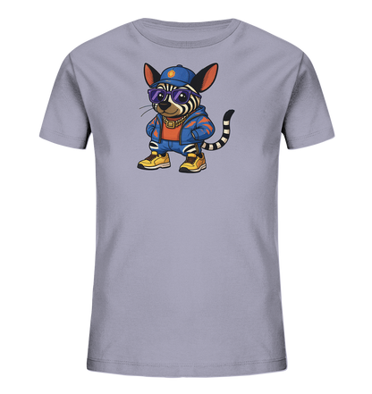 Onlineshop Shirts fuer Kinder - Das Bild zeigt ein hellgraues Kinder-T-Shirt mit einem coolen, cartoonhaften Tier-Motiv auf der Vorderseite. Das gestreifte Tier traegt eine blaue Kappe, lila Sonnenbrille, eine goldene Kette und eine blaue Jacke ueber einem orangefarbenen Oberteil. Es ist in einer laessigen Pose dargestellt, komplettiert mit blauen Hosen und gelben Sneakern. Das Design verleiht dem Shirt einen stylischen, urbanen Look.
