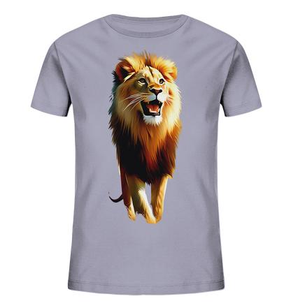 Onlineshop Shirts fuer Kinder - Das Bild zeigt ein hellviolettes Kinder-T-Shirt. Auf der Vorderseite ist ein grosser, majestaetischer Loewe abgebildet. Der Loewe wird in einem kuenstlerischen Stil dargestellt und scheint zu bruellen oder zu schnaufen. Dieses Motiv verleiht dem Shirt eine kraftvolle Ausstrahlung.