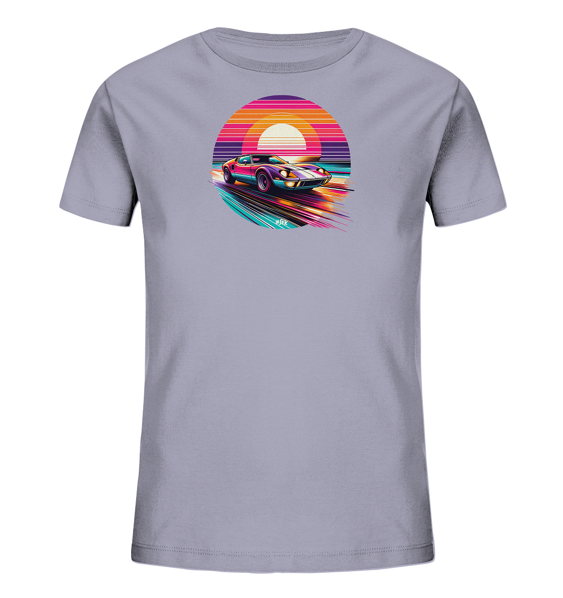 Onlineshop Shirts fuer Kinder - Das Bild zeigt ein helles T-Shirt mit einem auffaelligen, kreisfoermigen Motiv eines schnellen Autos. Der Sportwagen faehrt durch eine stilisierte Landschaft mit einem horizontal gestreiften Sonnenuntergang oder Sonnenaufgang. Das Design verwendet lebendige Farben und erzeugt einen dynamischen Retro-Look.