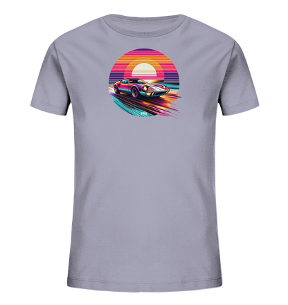 Kinder T-Shirt mit ein farbiger Sportwagen vor einer gestreiften Retro-Sonne
