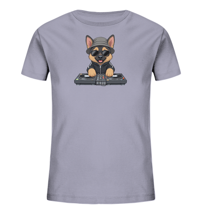Onlineshop Shirts fuer Kinder - Das Bild zeigt ein hellgraues T-Shirt mit einem coolen Hunde-Motiv auf der Vorderseite. Der Hund traegt einen Hut und eine Sonnenbrille und steht vor einem DJ-Mischpult mit zwei Plattenspielern. Er ist in eine schwarze Sportjacke gekleidet und hat einen froehlichen Ausdruck. Das Design ist modern und spricht Musikliebhaber an.