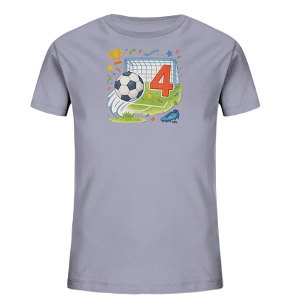 Onlineshop Shirts fuer Kinder - Das Bild zeigt ein helllilafarbenes T-Shirt mit einem farbenfrohen Aufdruck zum Thema Fussball und dem vierten Geburtstag. Das Motiv beinhaltet ein Fussballtor, einen Ball, ein Stueck Spielfeld, einen Fussballschuh und einen Siegerpokal. Konfetti, Sterne und Baender umrahmen die grosse rote Zahl Vier in der Mitte. Die Gestaltung wirkt froehlich und festlich fuer junge Fussballfans.